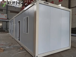 Rivoluzionare l'edilizia abitativa a prezzi accessibili con le case container flat-pack
